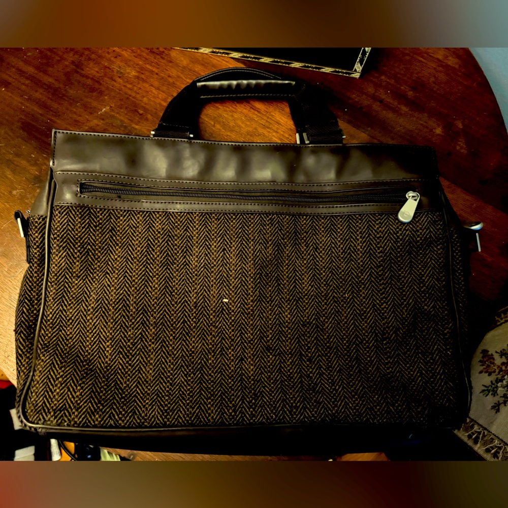 Soft Mens/Womens Zipper Briefcase Bag. Great for school or the office